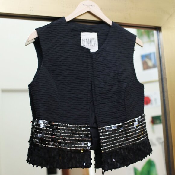 Unique Short Vest by BB Dakota With Sequin Trim - Size S - Picture 4 of 8